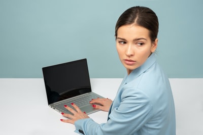 女人用笔记本电脑看侧面